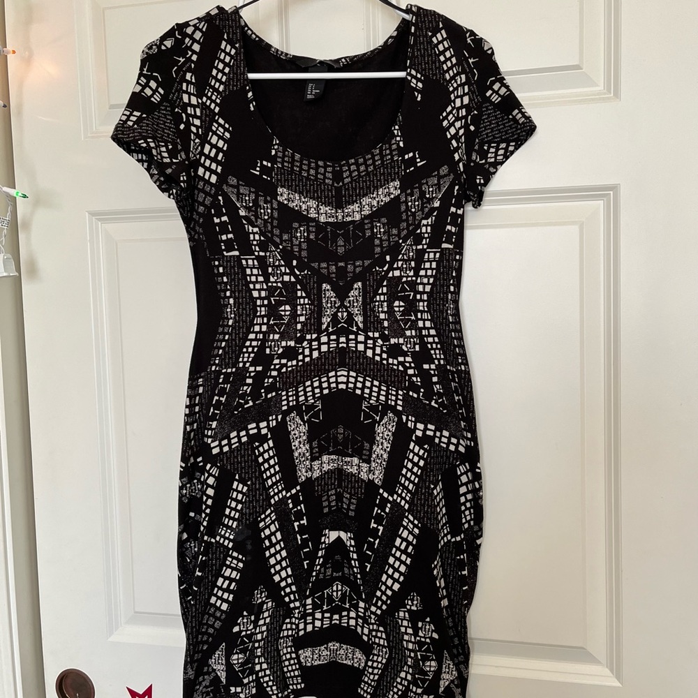 H&M Bodycon Casual Dress in size Small T Shirt Dress Black and White